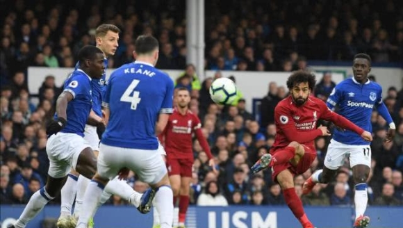 表情严肃拉菲尼亚国家队惨败后回到巴塞罗那